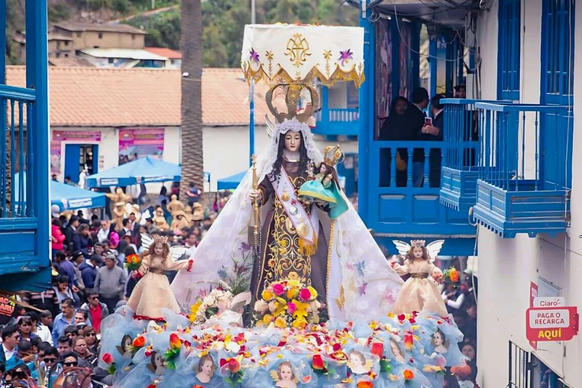 Virgen del Carmen de Paucartambo en procesión durante una fiesta patronal de Cusco
