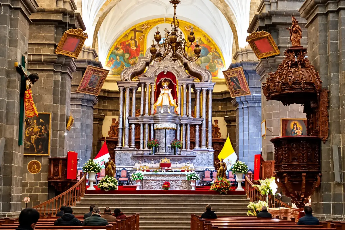 Altar Mayor de la Catedral del Cusco revestido de plata repujada, con la imagen de la Virgen de la Asunción y columnas monumentales