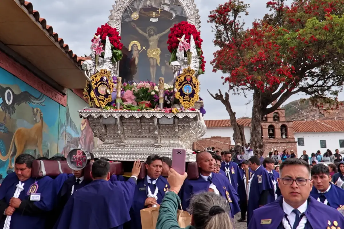 Señor de los Milagros en procesión en la ciudad de Cusco | Trekero