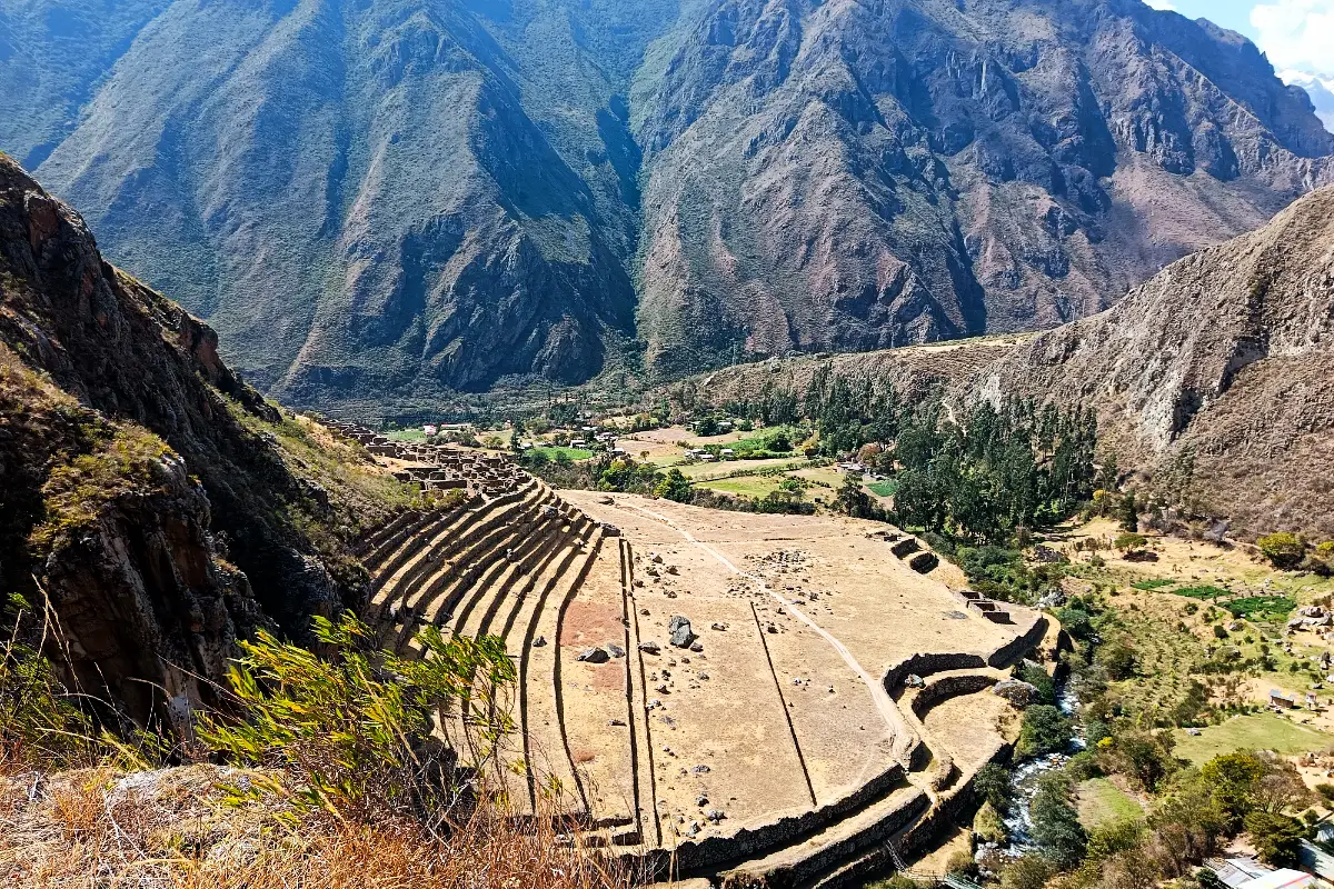 Terrazas agrícolas de Patallacta junto al río Cusichaca y las montañas del valle