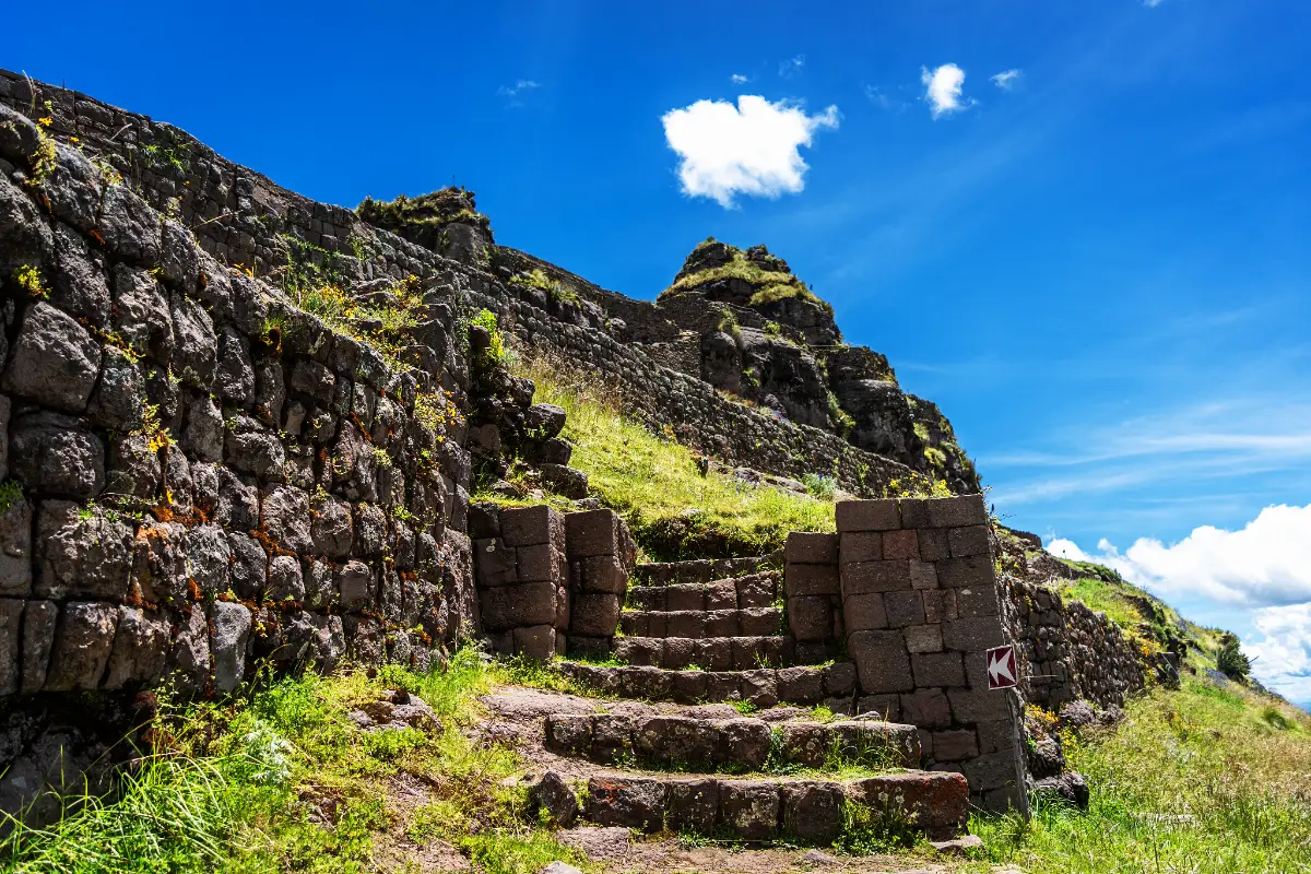 Andenes y escaleras de Waqrapukara | Trekero