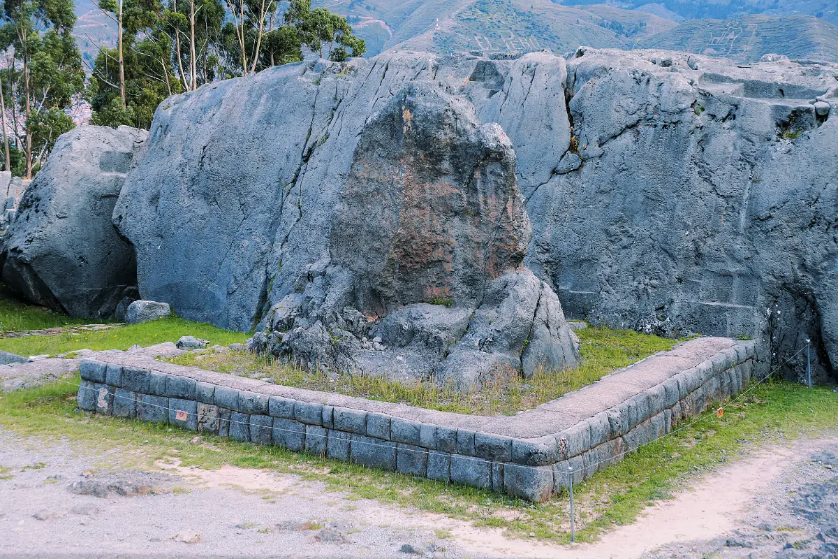 Arquitectura inca en el Sitio Arqueológico de Qenqo | Trekero