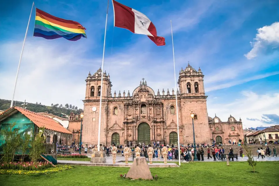 Las bandera del Cusco y del Perú Trekero