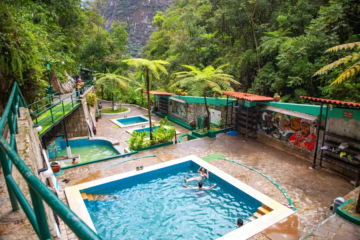 Piscinas de los baños termales de Aguas Calientes | Trekero