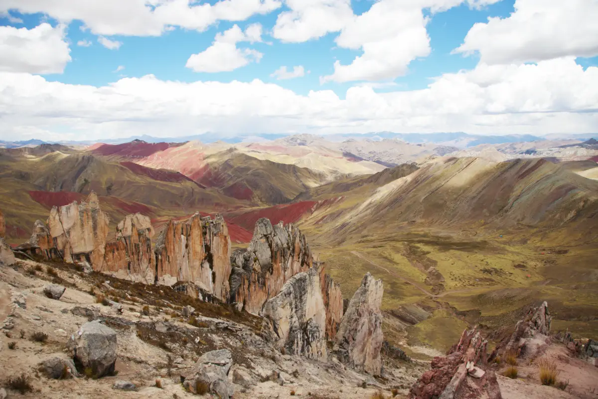 El bosque de piedras de la montaña de colores de Palcoyo | Trekero