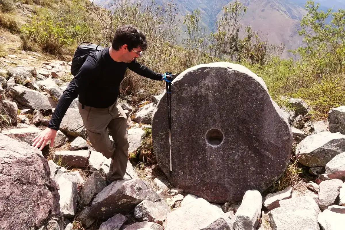 Bloque de piedra en las canteras de Cachicata | Trekero