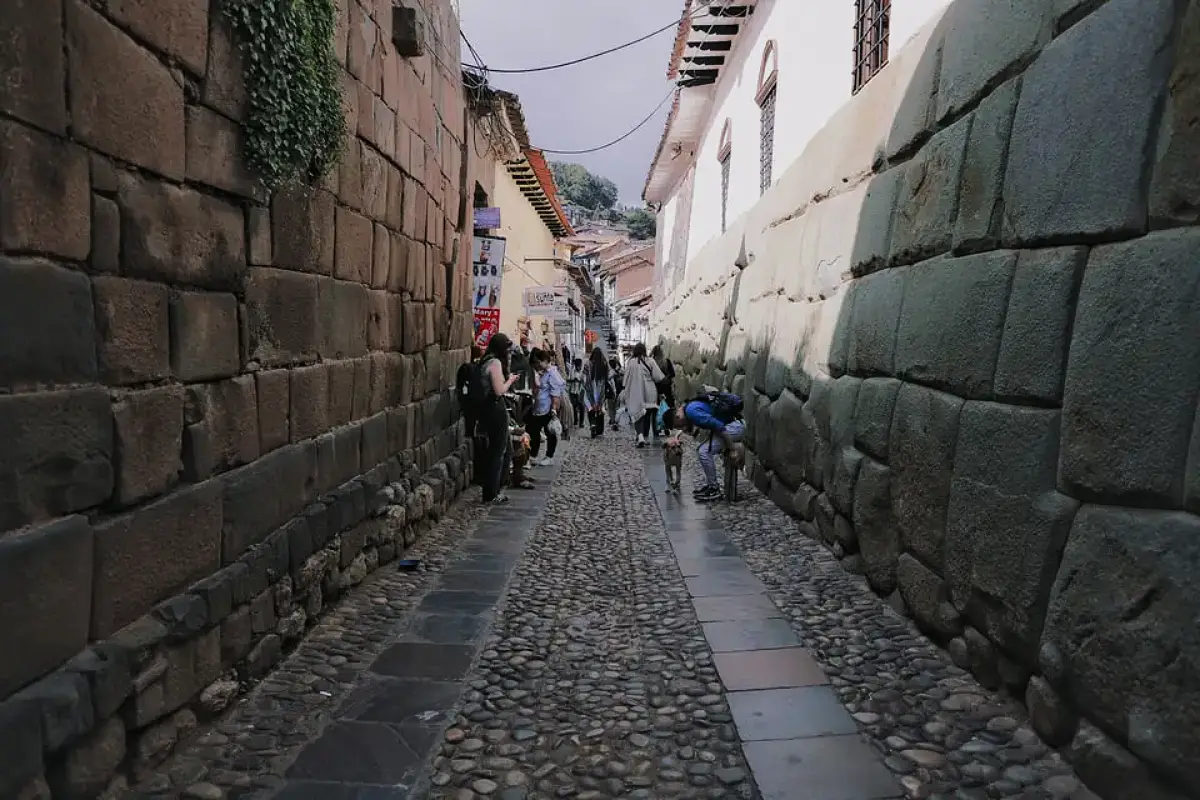 Calle Hatun Rumiyoc entre muros incas | Trekero