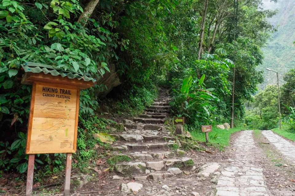 camino peatonal desde aguas calientes hasta Machu Picchu