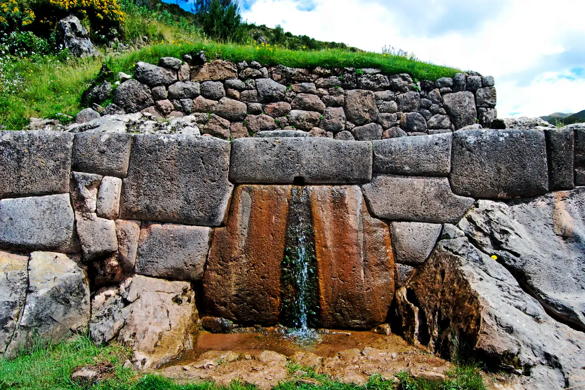 Canal de agua tallado en piedra en Tambomachay | Trekero