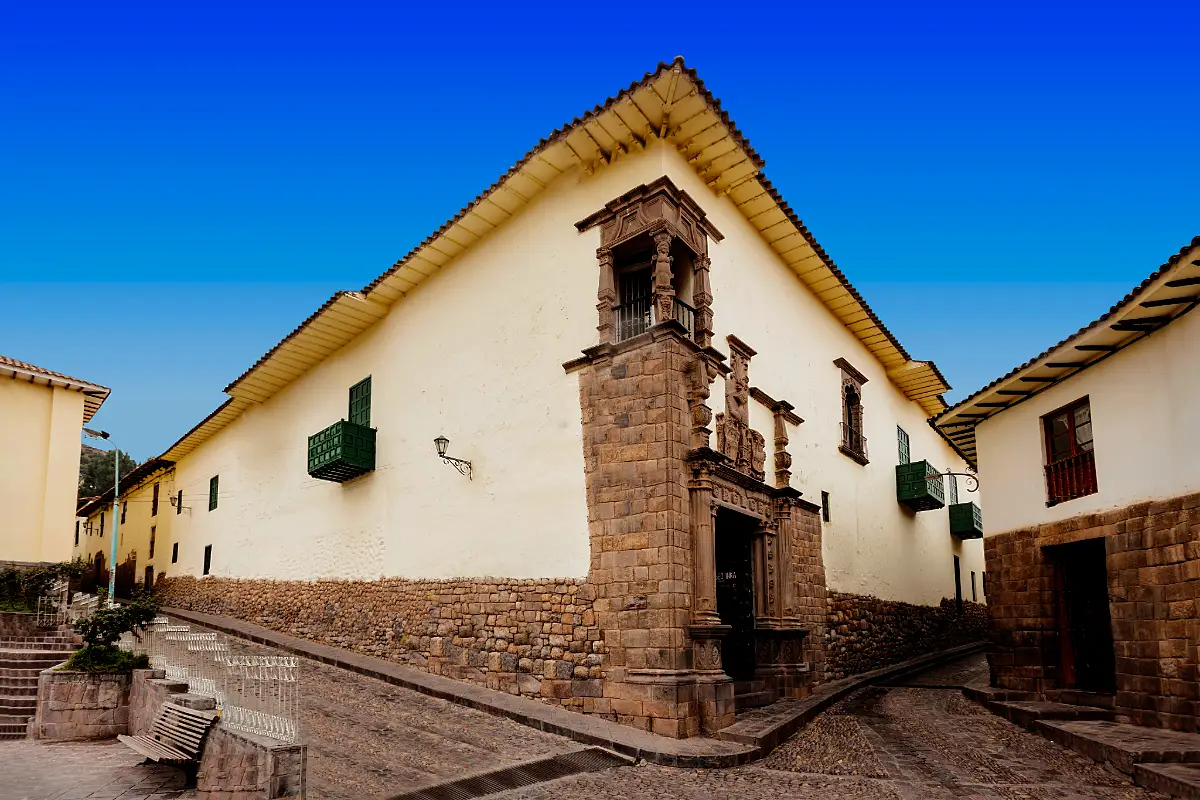 Fachada de la Casa del Almirante, actual Museo Inka del Cusco, con portada renacentista, escudos de piedra y ventana esquinera