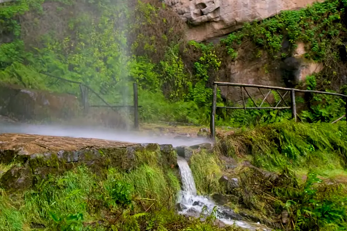 Cascada natural del riachuelo Tecsecocha | Trekero