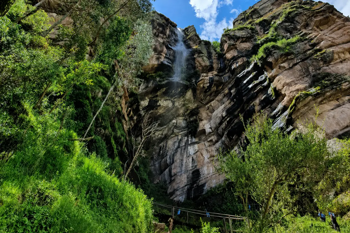 Catarata de Tecsecocha entre los farallones | Trekero