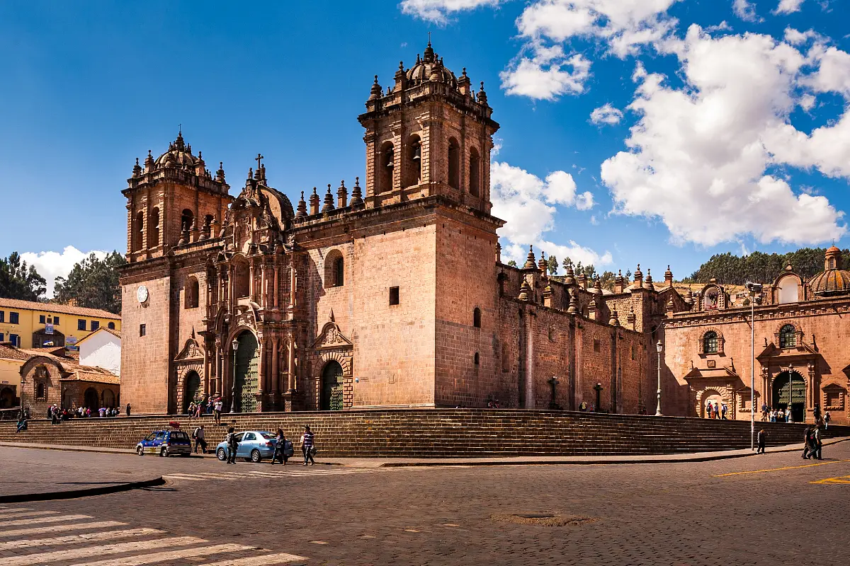 Catedral del Cusco con sus dos campanarios y fachada lateral desde la Plaza de Armas