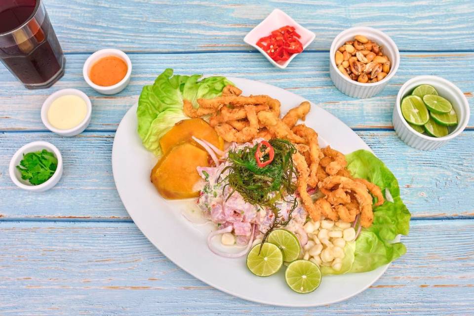 Plato de ceviche peruano con mariscos