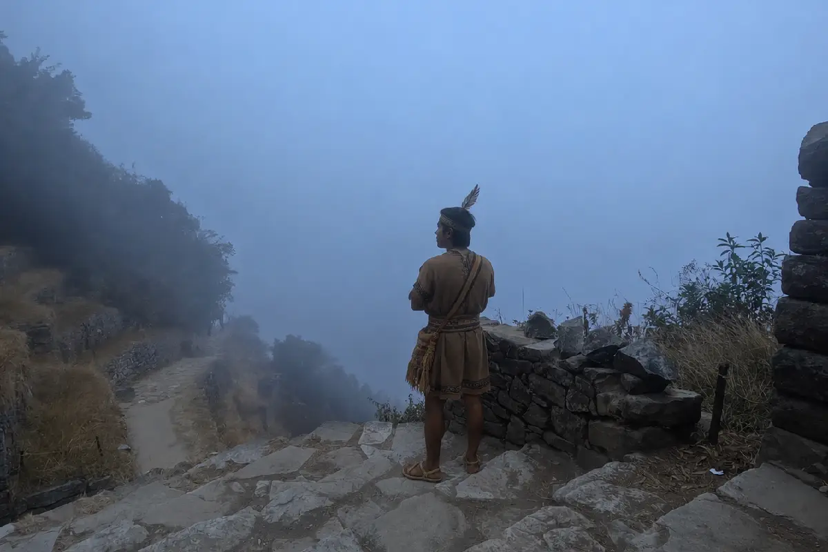 Chasqui entre la neblina del camino inca | Trekero
