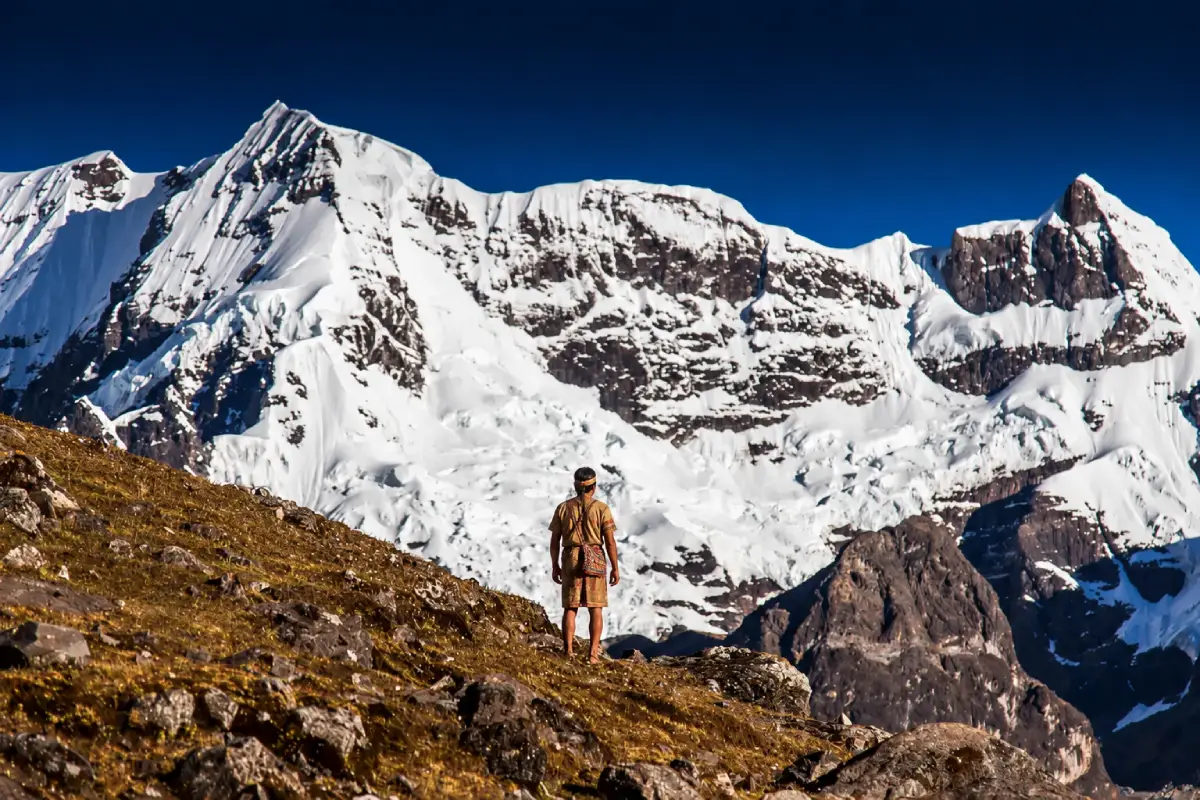 Chasqui frente a los nevados andinos | Trekero