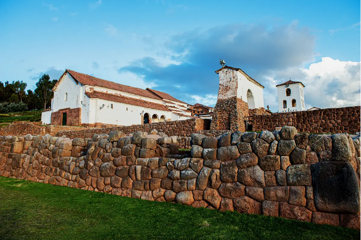 Iglesia colonial y muros incas de Chinchero | Trekero