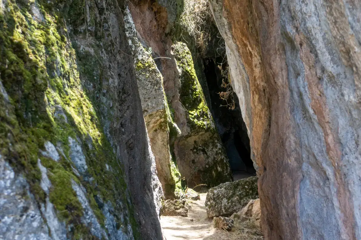 Pasadizos subterráneos de la Chinkana en Sacsayhuamán | Trekero