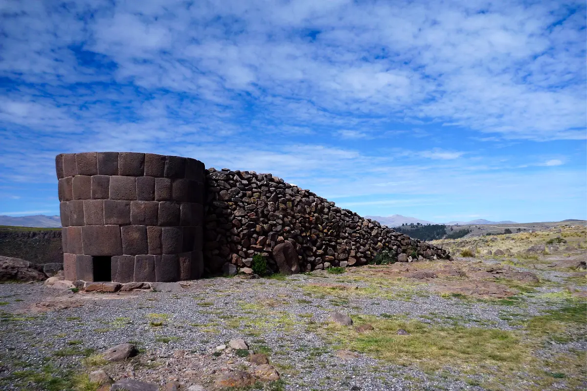 Chullpa inacabada con rampa de piedra