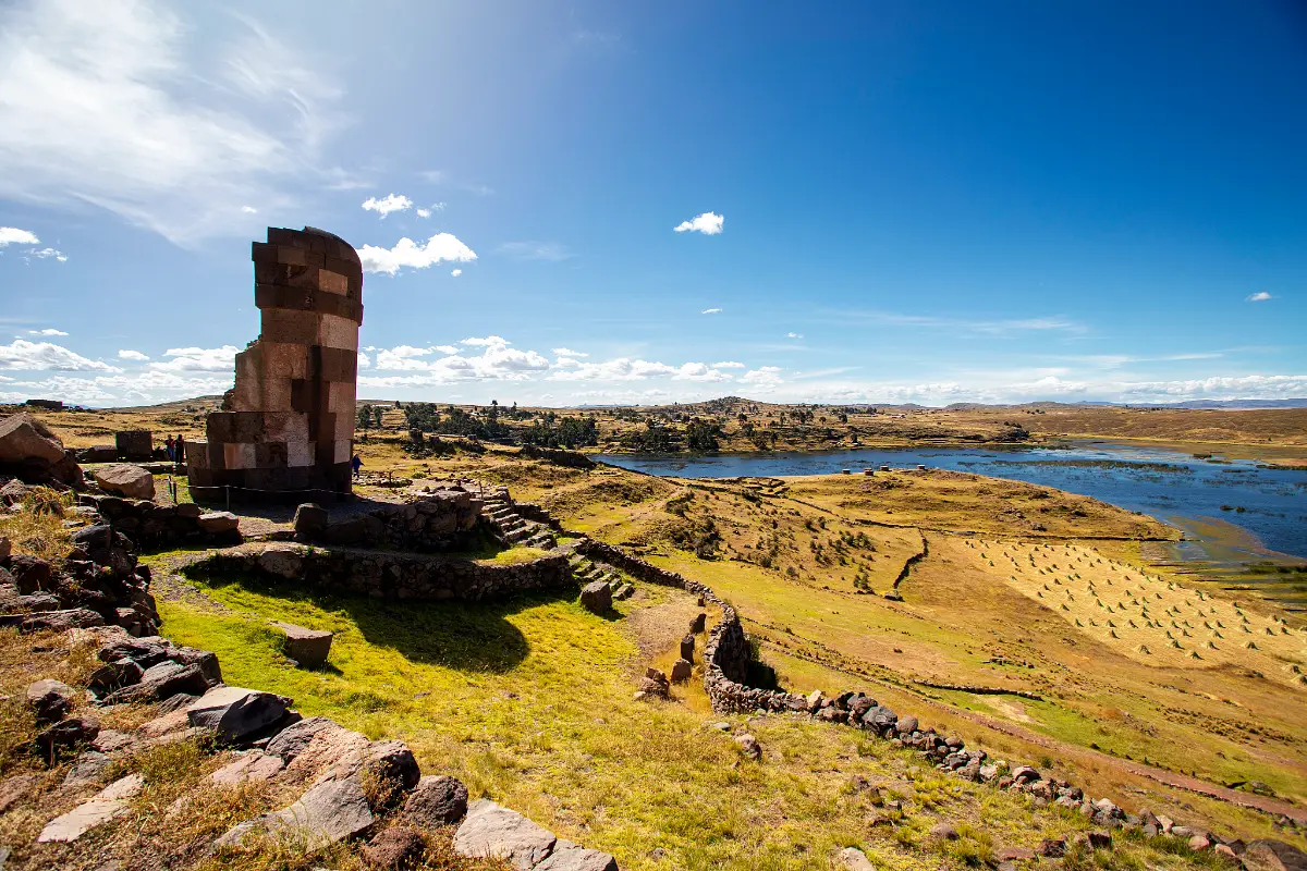 Chullpa del Lagarto con la laguna Umayo al fondo