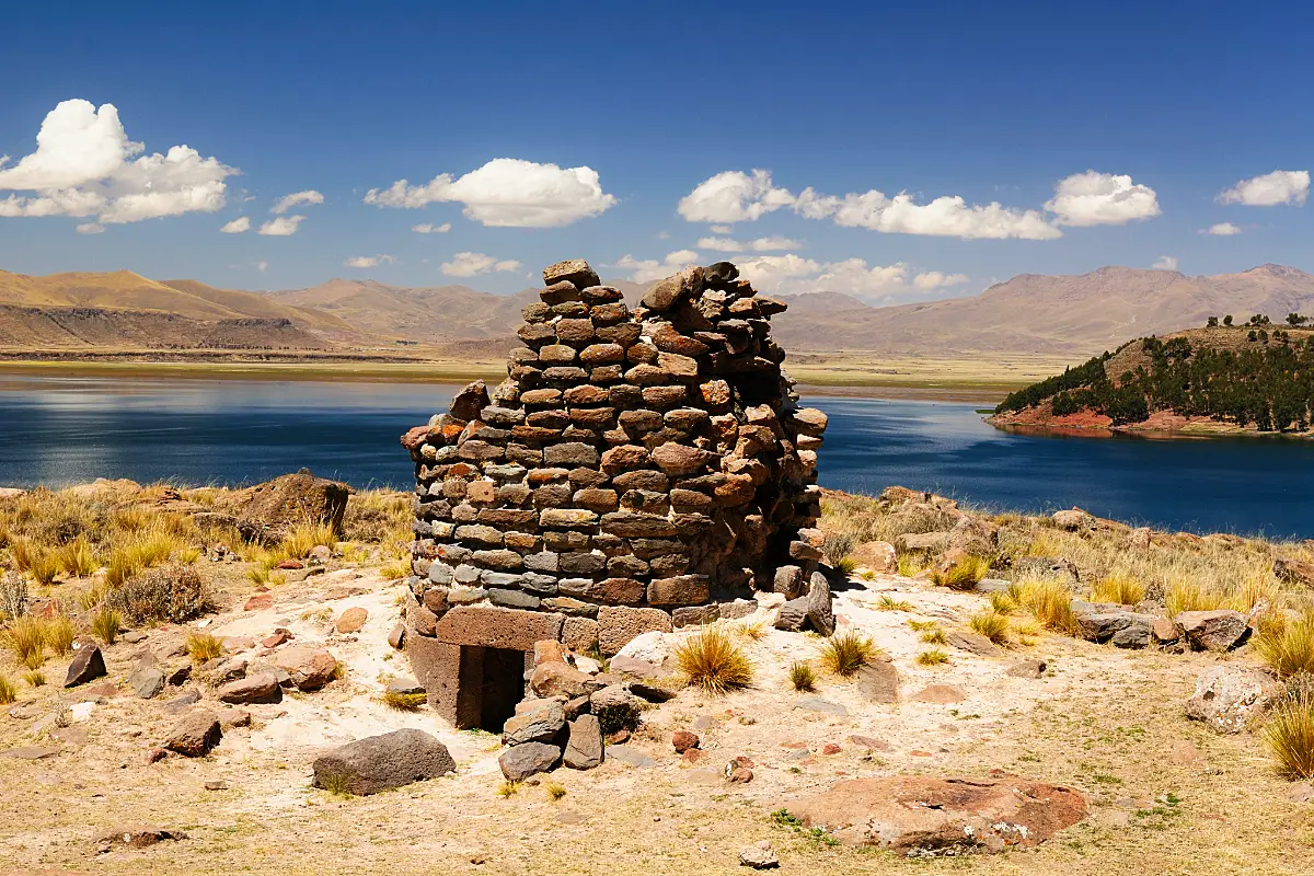 Chullpa de piedras irregulares junto a Umayo