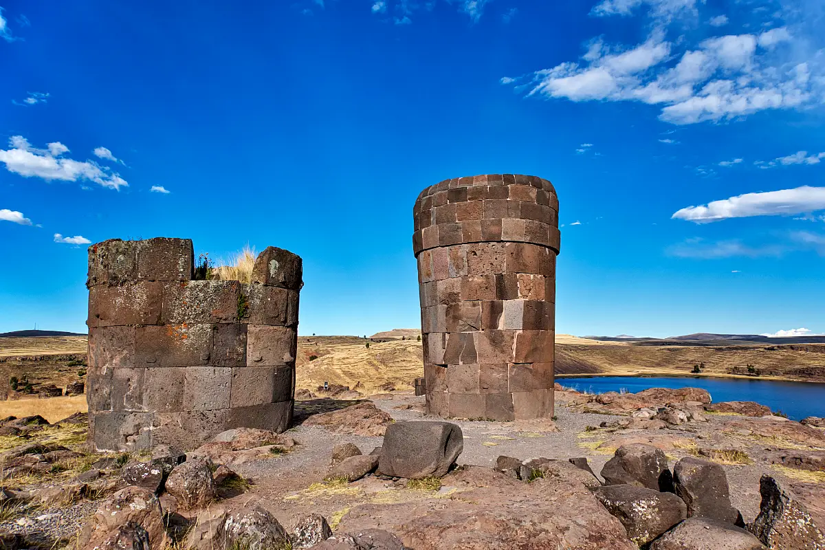 Dos chullpas circulares de Sillustani, Puno