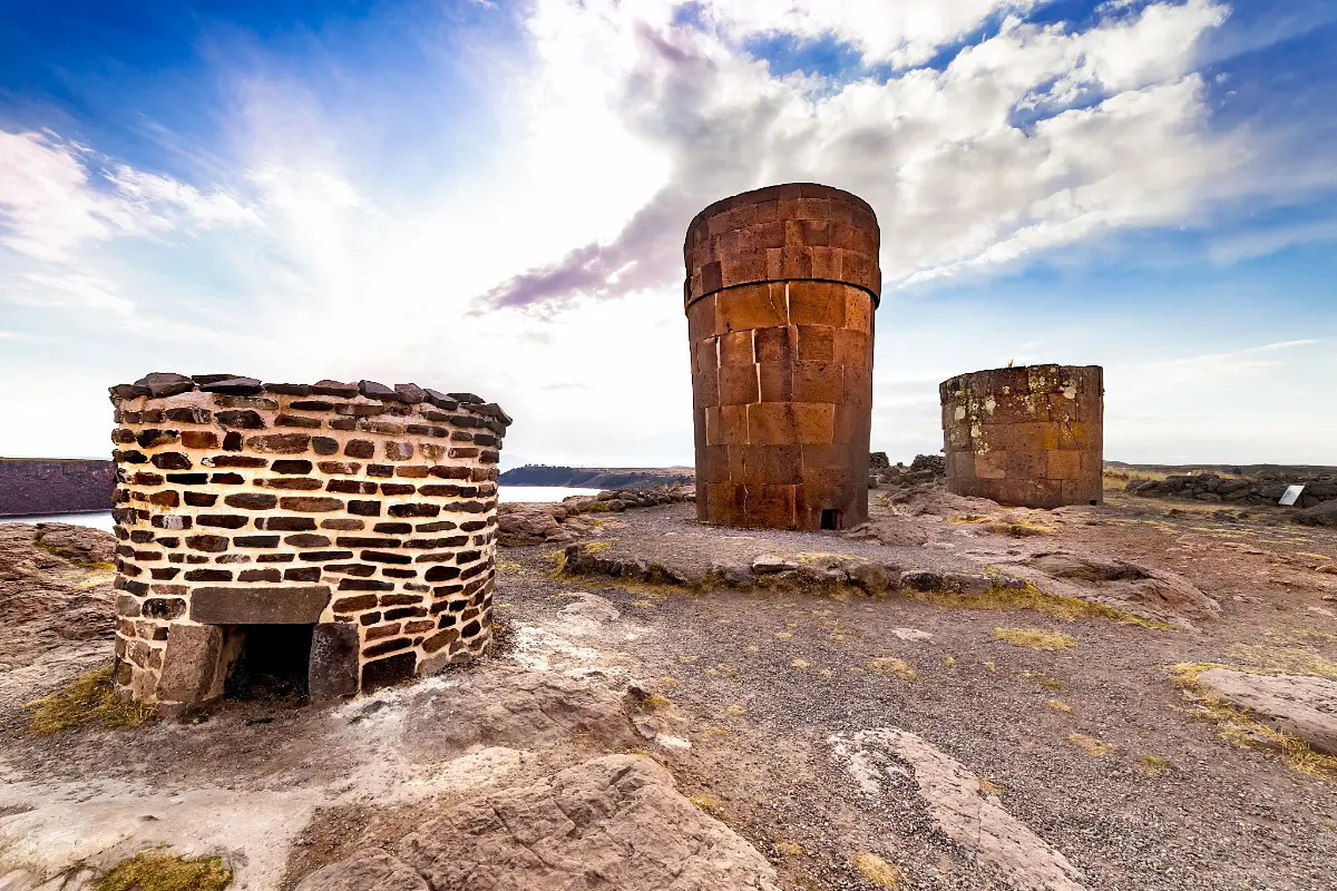 Chullpas de piedra con entradas en Sillustani