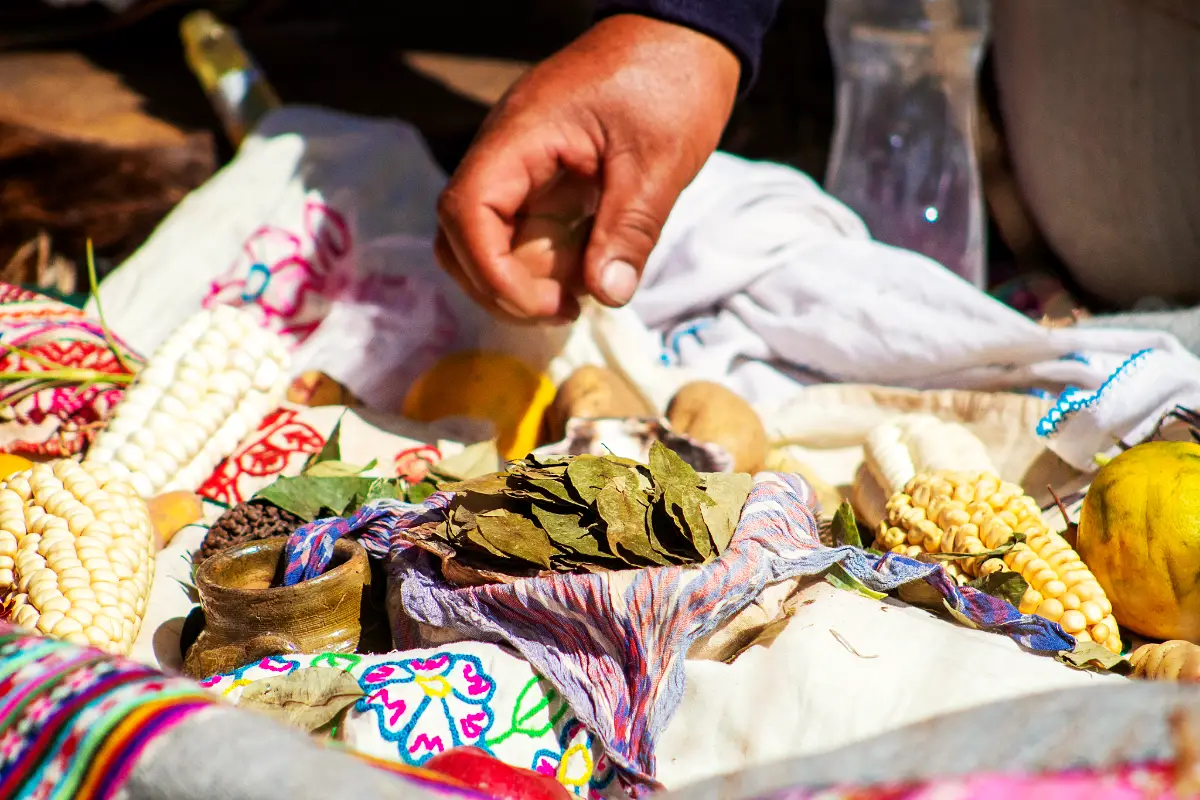 Coca en una ceremonia andina | Trekero