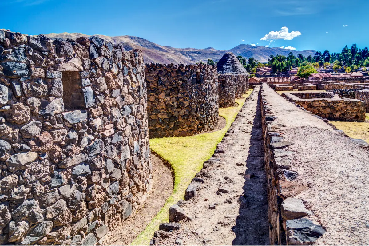 Colcas de Raqchi | Trekero