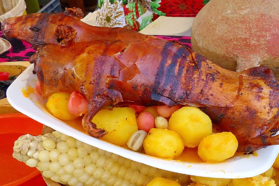 Cuy al horno, plato tradicional de la comida peruana andina