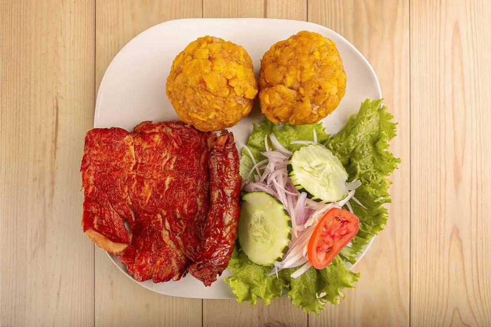Tacacho con cecina, comida peruana típica de la Amazonía