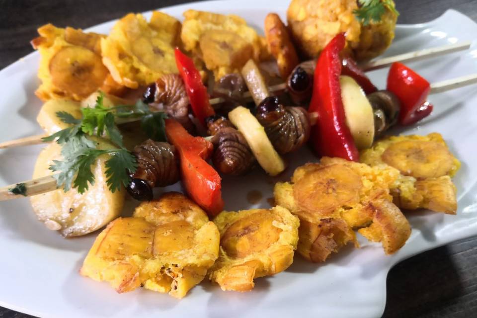 Brochetas de suri, comida peruana de la selva