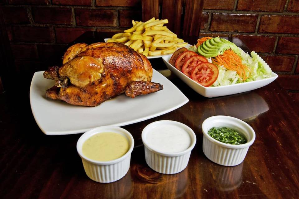 Pollo a la brasa, emblema de la comida peruana con pollo