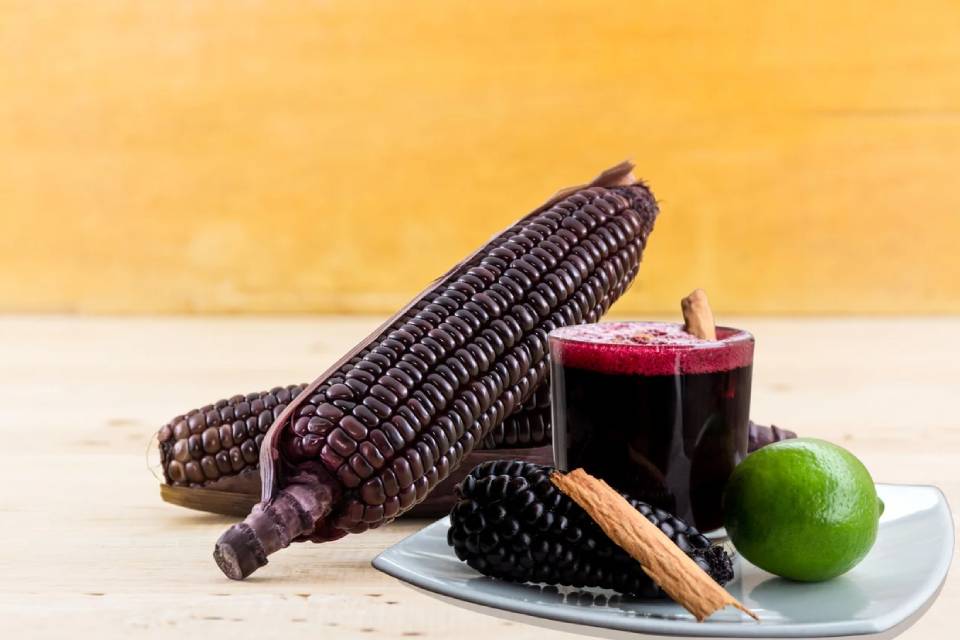Chicha morada, bebida refrescante que acompaña la comida peruana