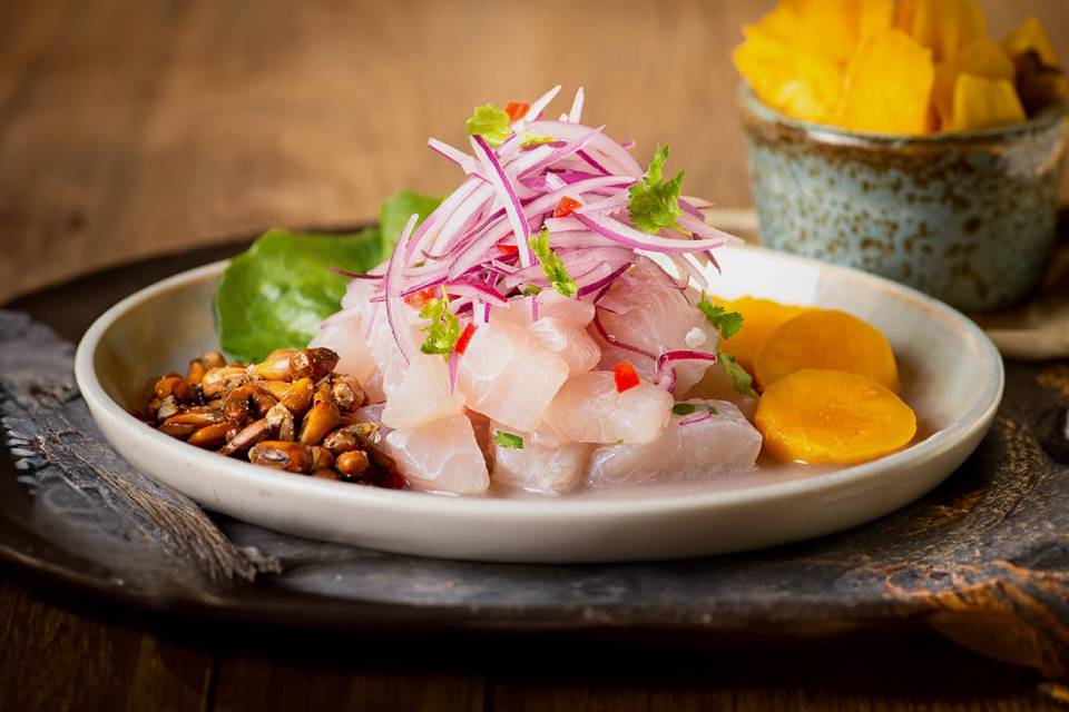 Ceviche típico de la comida peruana