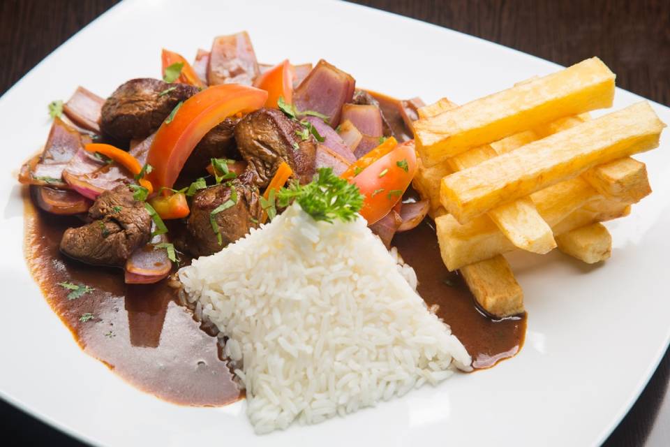 Lomo saltado criollo de la comida peruana