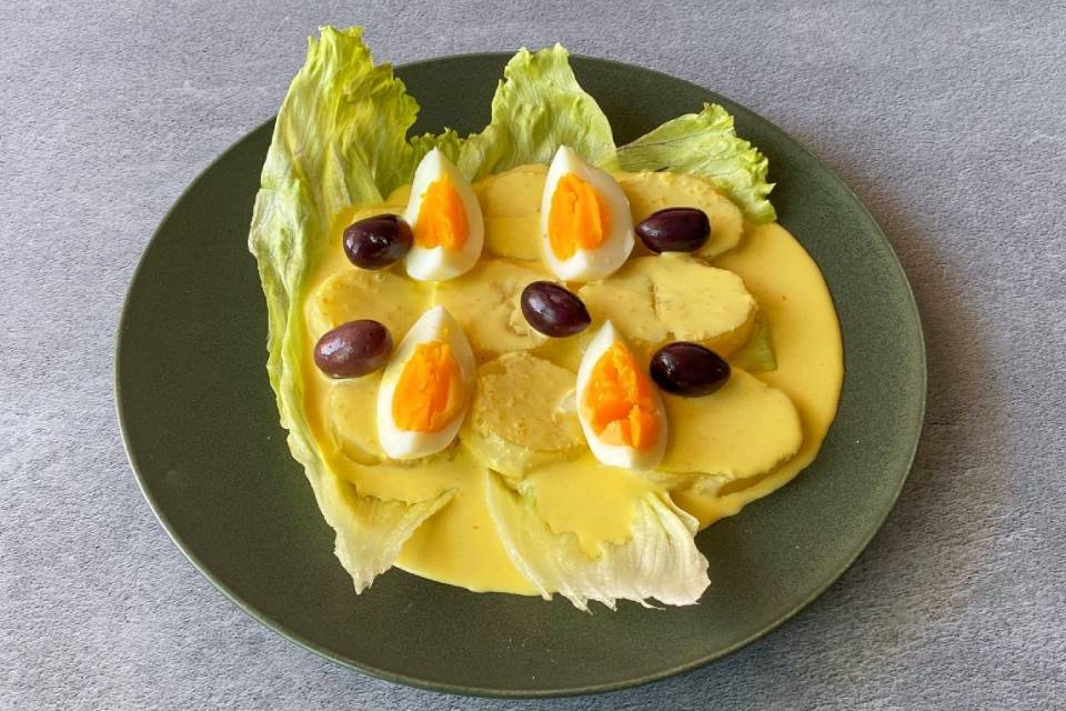 Papa a la Huancaína típica de la comida peruana