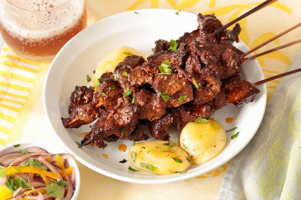Anticuchos, parte esencial de la comida peruana