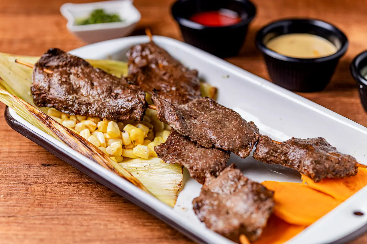Anticuchos y comida criolla peruana | Trekero