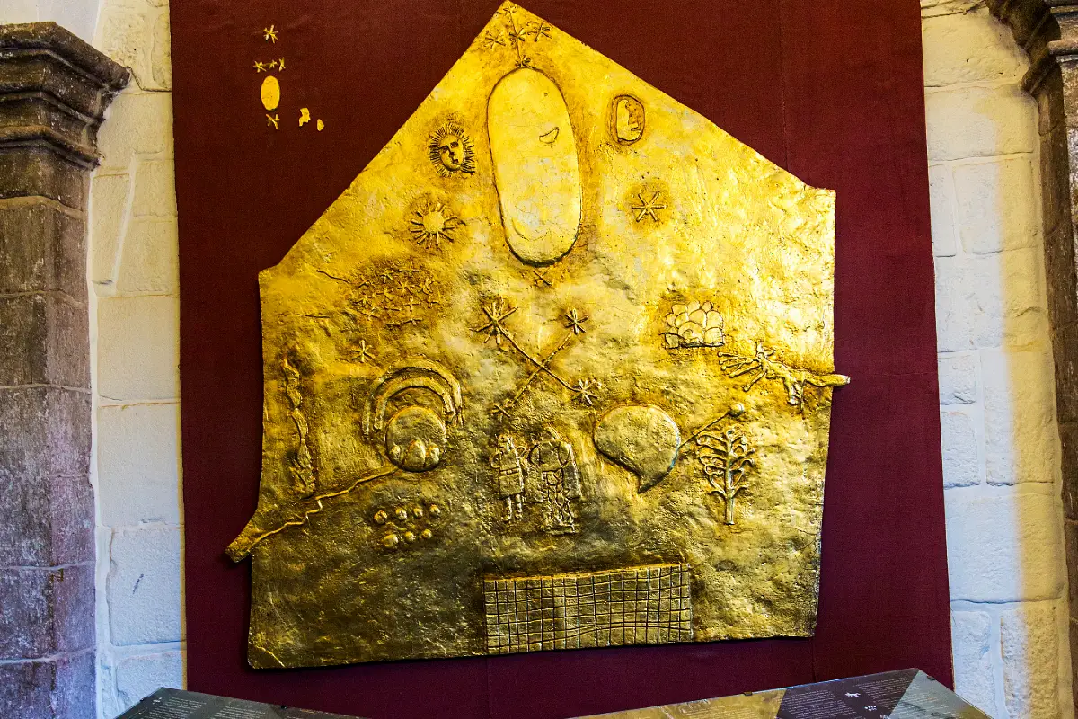 Recreación dorada del altar del Qorikancha con símbolos de la cosmovisión andina