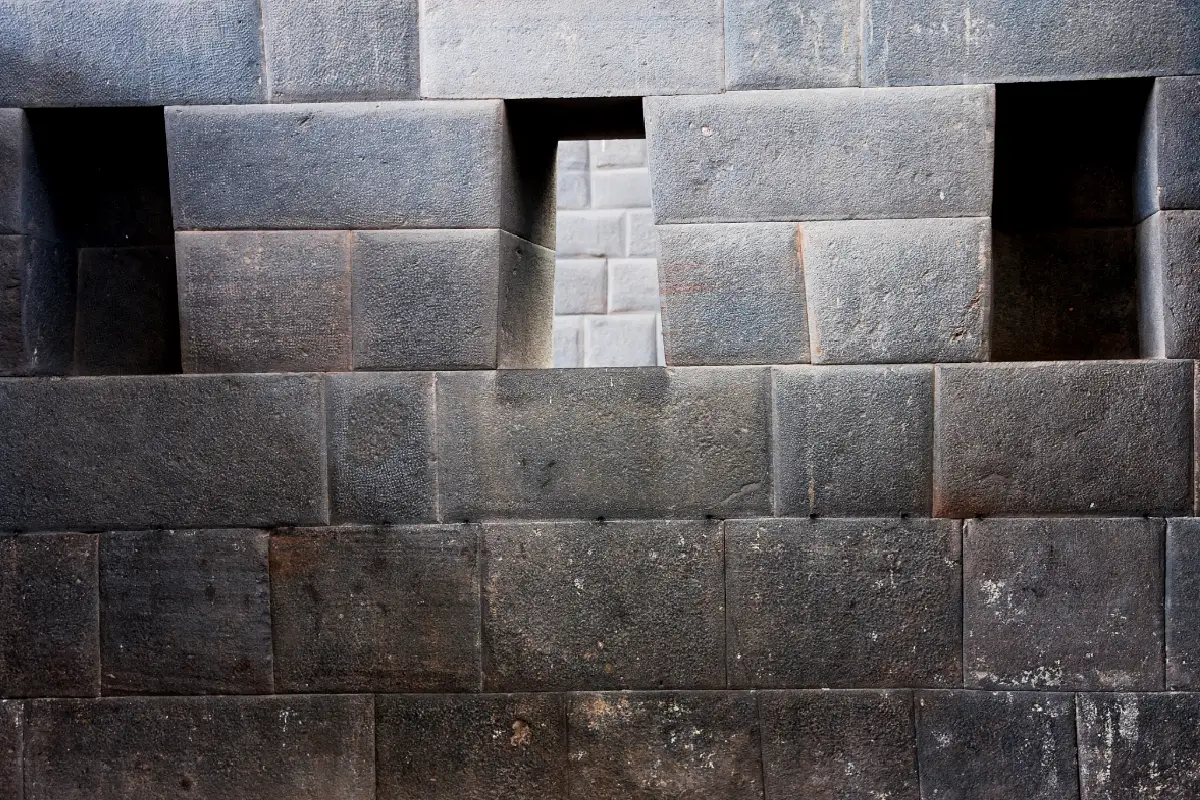 Muro inca con tres vanos trapezoidales en el Qorikancha de Cusco