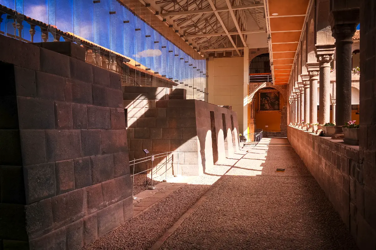 Muros de antiguos recintos incas conservados junto a las galerías coloniales del Convento de Santo Domingo