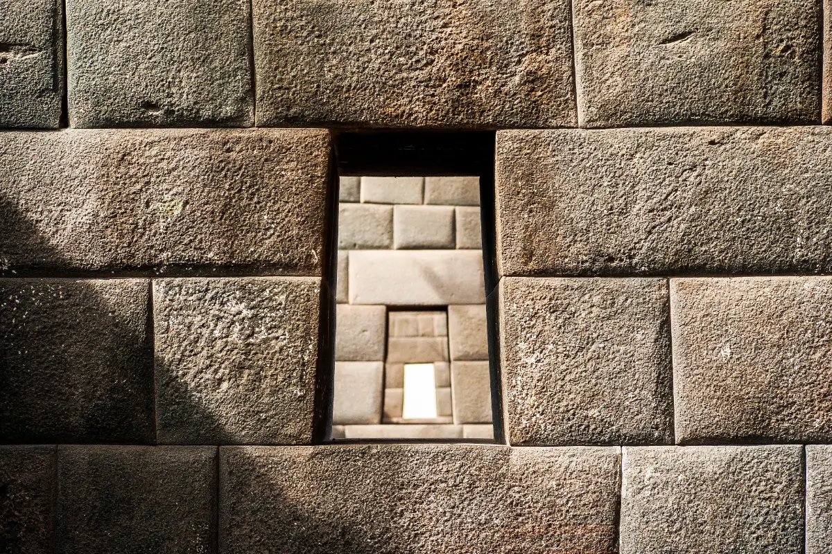 Vanos incas alineados entre los muros de piedra del Coricancha