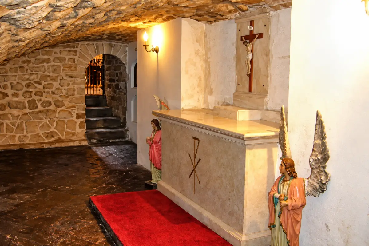 Cripta bajo el Altar Mayor de la Catedral del Cusco, con bóveda de piedra, altar, crucifijo y esculturas de ángeles