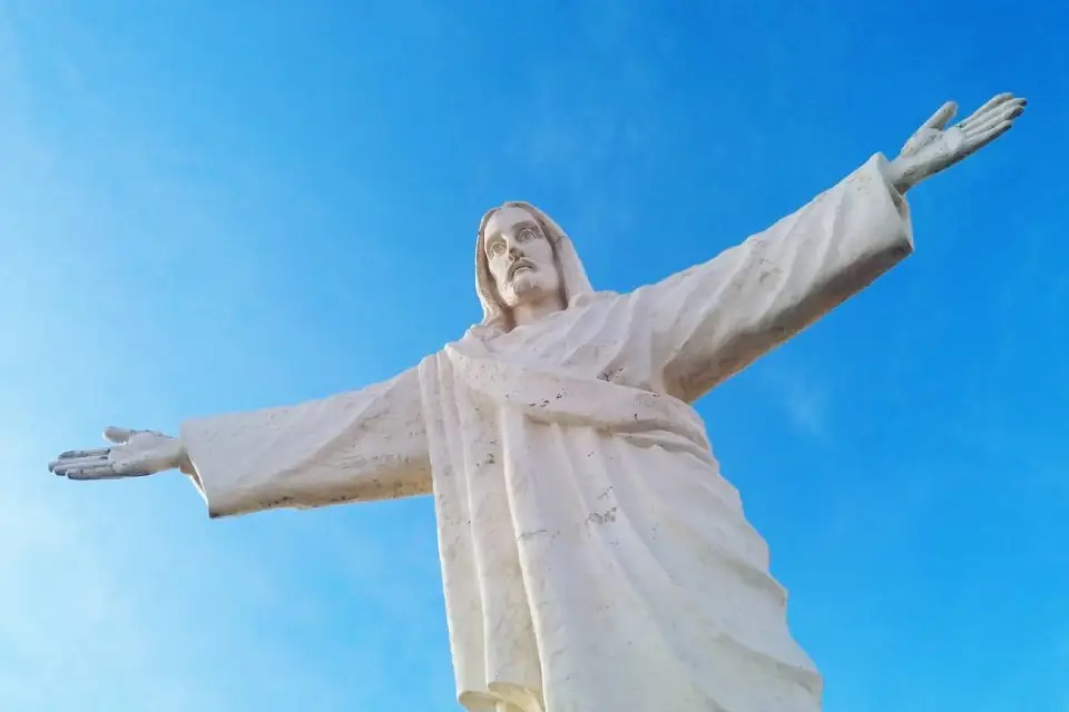 Cristo Blanco en Cusco Perú con cielo despejado