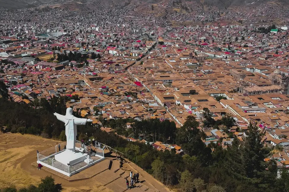 Vista aérea del Cristo Blanco y la ciudad de Cusco