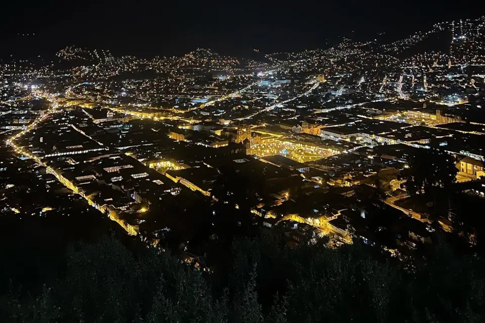 Vista nocturna de Cusco desde el mirador Cristo Blanco
