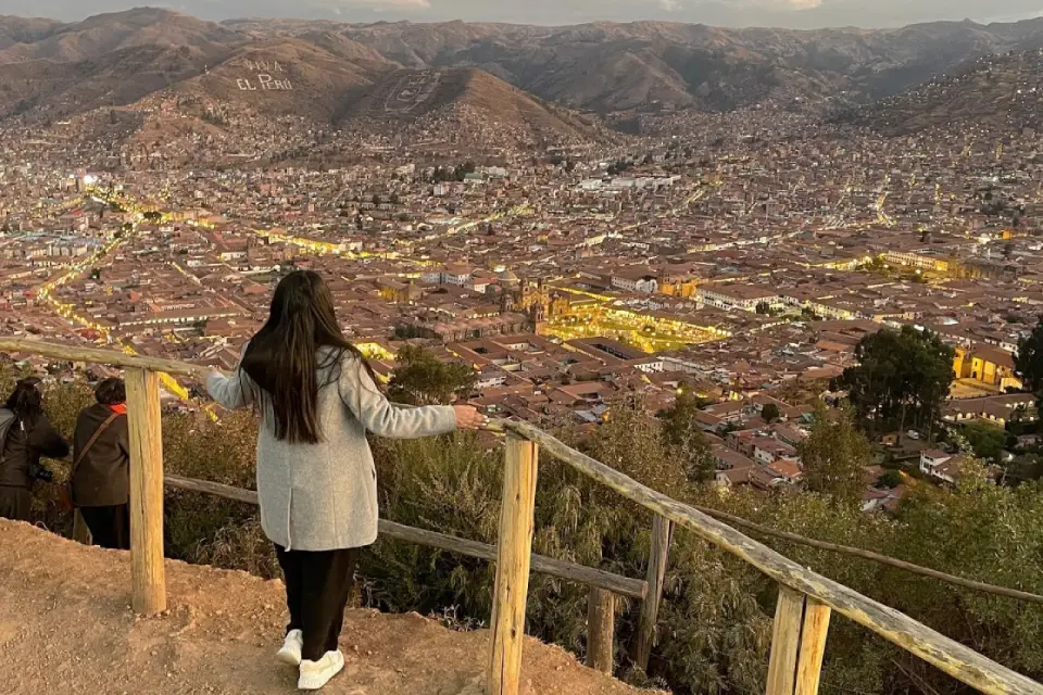 Vista de Cusco al atardecer desde el mirador Cristo Blanco