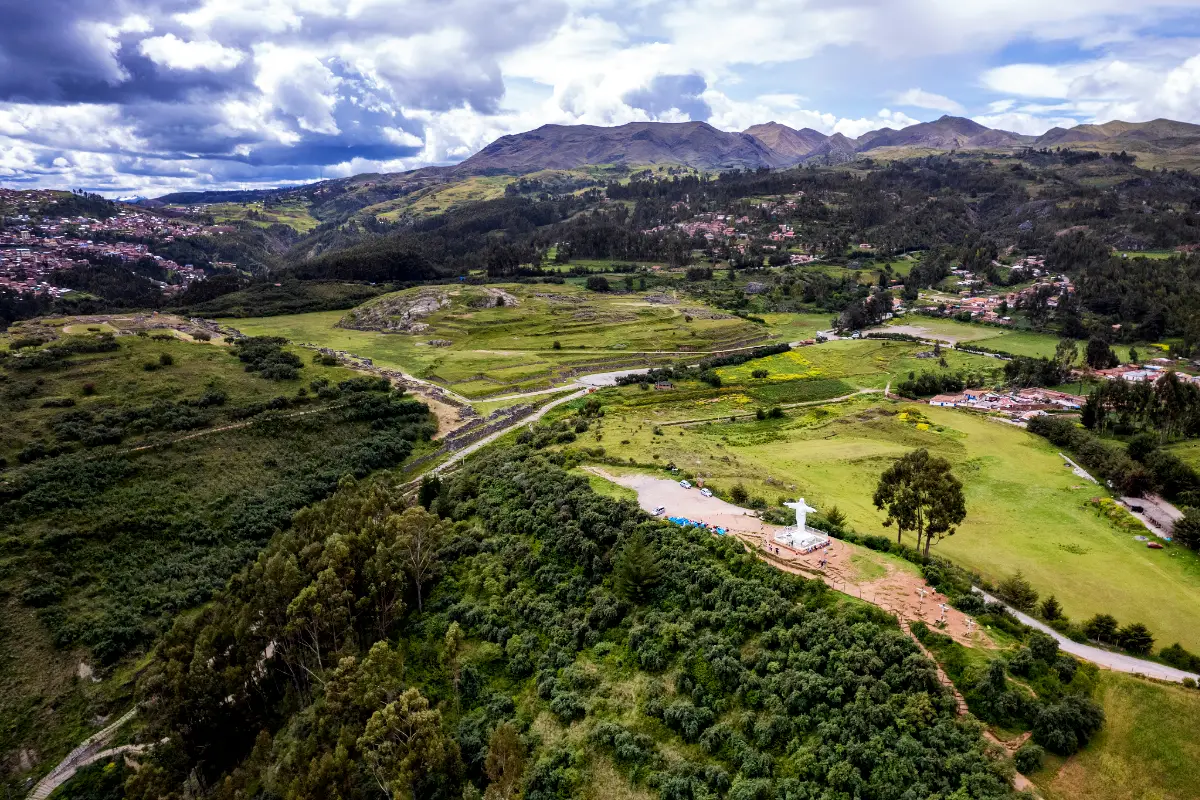 Cristo Blanco y paisaje de Puka Moqo en Cusco | Trekero