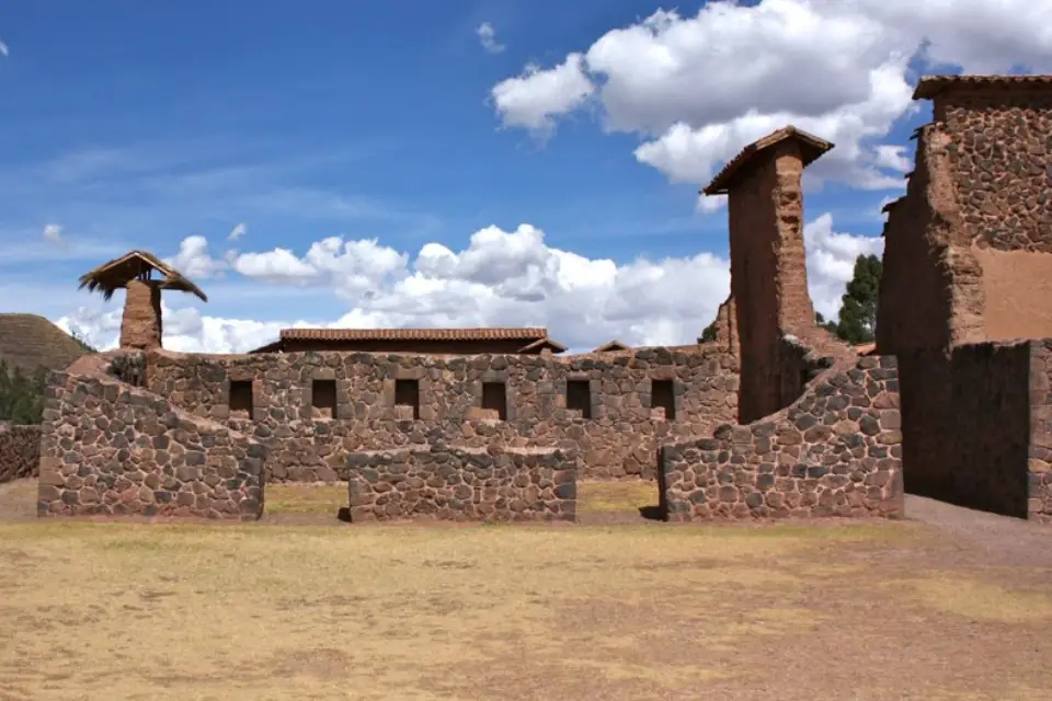 El cuartel o chaski wasi de Raqchi